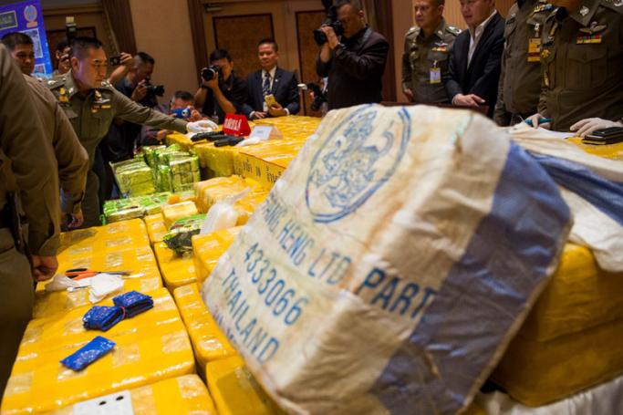 Royal Thai national police chief general Chaktip Chaijinda (2nd-L) inspects seized drugs and guns during a press conference in Bangkok on May 11, 2018. Photo: Romeo Gacad/AFP
