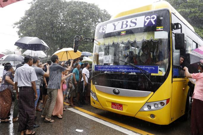 People gather around a bus carrying inmates as they are released from the Insein Prison in Yangon, Myanmar, 17 November 2022. Photo: EPA