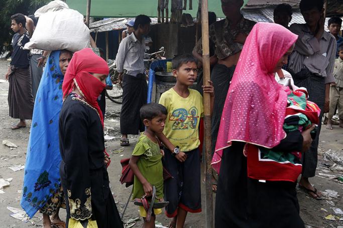 Muslim women and children carry their belonging as they arrive to Myoma Ka Nyin Tan muslim quarter in Maungdaw township, Rakhine State, western Myanmar, 07 September 2017. Photo: Nyein Chan Naing/EPA
