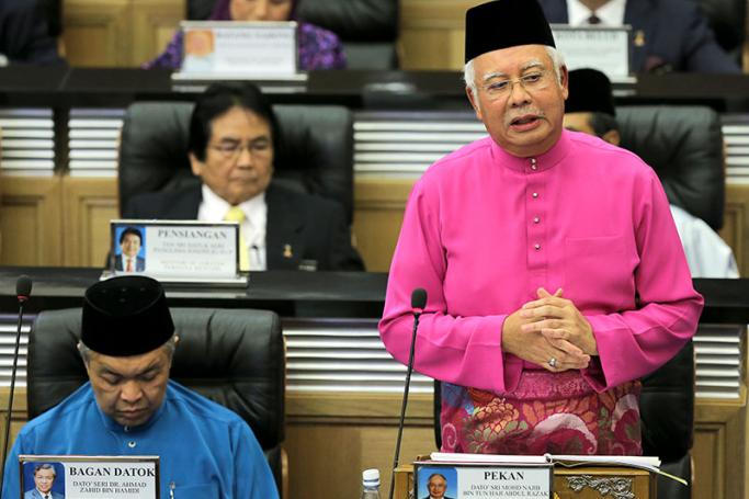 Malaysian Prime Minister Najib Abdul Razak (R) speaks to members of the Parliament during the 2017 Budget presentation at the Parliament House in Kuala Lumpur, Malaysia, 21 October 2016. Photo: EPA
