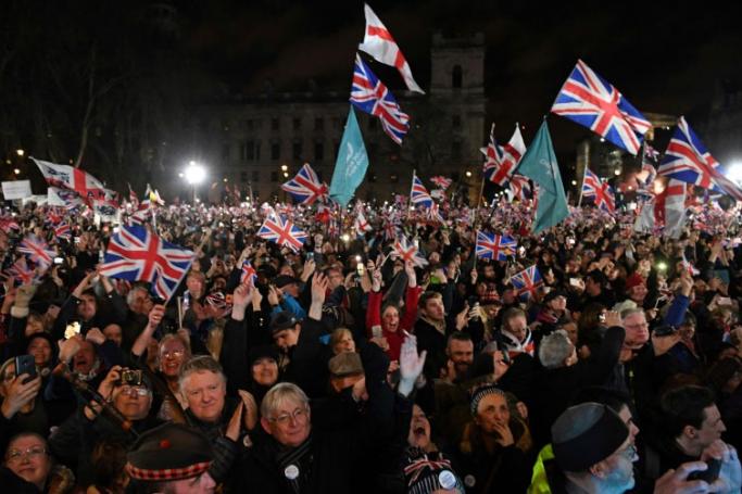 Thousands of people waving Union Jack flags packed London's Parliament Square to mark the moment of Brexit at 11 pm. Photo: AFP