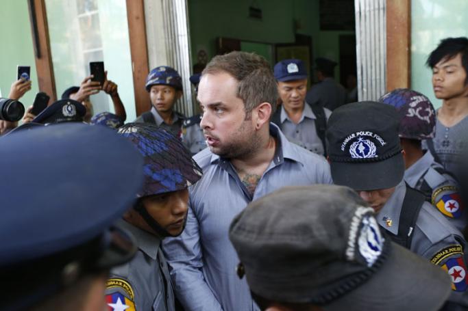 New Zealand citizen Philip Blackwood (C) is escorted by Myanmar policemen after his hearing at a court, Yangon, Myanmar, 18 December 2014. Photo: Lynn Bo Bo/EPA
