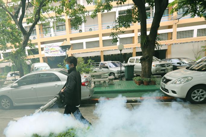 A Thai health official sprays chemicals to kill mosquitoes in Sathorn district in Bangkok, 13 September. Photo: EPA
