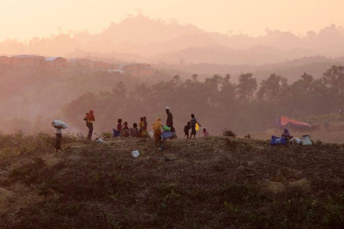 Newly arrived Rohingya refugees wait at the top of the hill to put up their tents into the newly expanded Balukhali camp, Ukhiya in Coxsbazar, Bangladesh, 20 November 2017. Photo: Abir Abdullah/EPA-EFE
