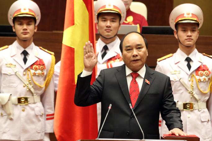 Nguyen Xuan Phuc (C, front) takes the oath of office after being elected new Prime Minister by Vietnam's Parliament, in Hanoi, Vietnam, 07 April 2016. Photo: EPA
