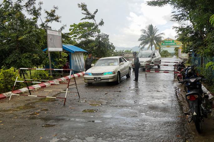 Police inspect cars as barricades block the road at entry point after deadly attacks near Maungdaw town of Bangladesh-Myanmar border, Rakhine State, western Myanmar, 09 October 2016. Photo: Minn Theim Khaine/EPA
