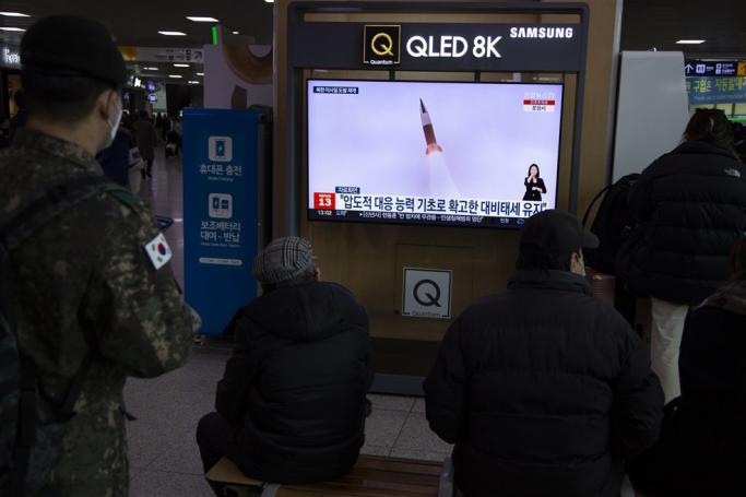 People watch the news at a station in Seoul, South Korea, 31 December 2022. Photo: EPA