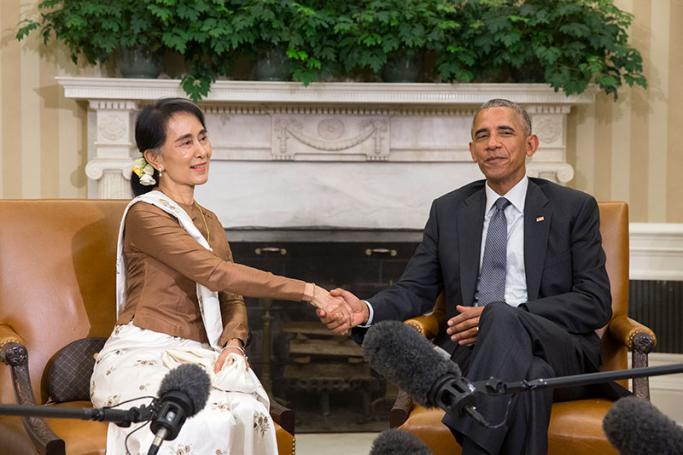 US President Barack Obama (R) shakes hands with State Counsellor of Myanmar Aung San Suu Kyi (L) during their meeting in the Oval Office of the White House in Washington, DC, USA, 14 September 2016. Photo: Photo: Michael Reynolds/EPA
