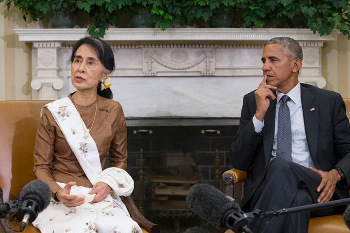 US President Barack Obama (R) listens to State Counsellor of Myanmar Aung San Suu Kyi (L) deliver remarks to members of the news media, during their meeting in the Oval Office of the White House in Washington, DC, USA, 14 September 2016. Photo: Michael Reynolds/EPA
