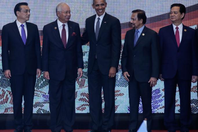US stresses importance of engagement with ASEAN - US President Barack Obama (C) chats with Malaysia Prime Minister Najib Razak (2-L), China Premiere Li Keqiang (L), Brunei Sultan Hassanal Bolkiah (2-R), and Vietnam Prime Minister Nguyen Tan Dung (R), as theyr pose for photograph at the 10th East Asia Summit during the 27th ASEAN summit in Kuala Lumpur, Malaysia, 22 November 2015. Photo: Fazry Ismail/EPA
