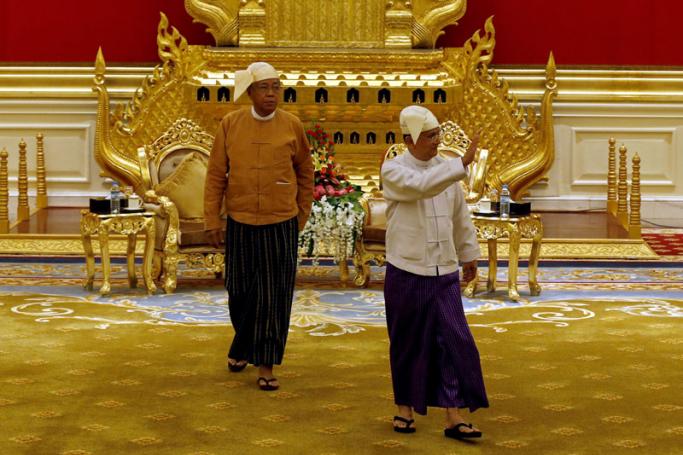 Myanmar's new president Htin Kyaw (L) sees outgoing president Thein Sein (R) leaving after the ceremony to handover the country's presidency to new President Htin Kyaw at the presidential palace in Naypyitaw, Myanmar, 30 March. Photo: EPA/NYEIN CHAN NAING/POOL
