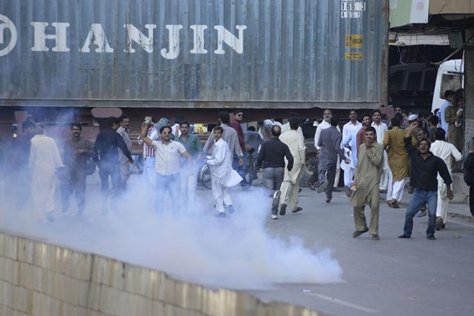 Police fire tear-gas shells to disperse supporters of opposition political parties Pakistan Tehrik-e-Insaf (PTI) and Awami Muslim League, in Rawalpindi, Pakistan, 28 October 2016. Photo: Sohail Shahzad/EPA

