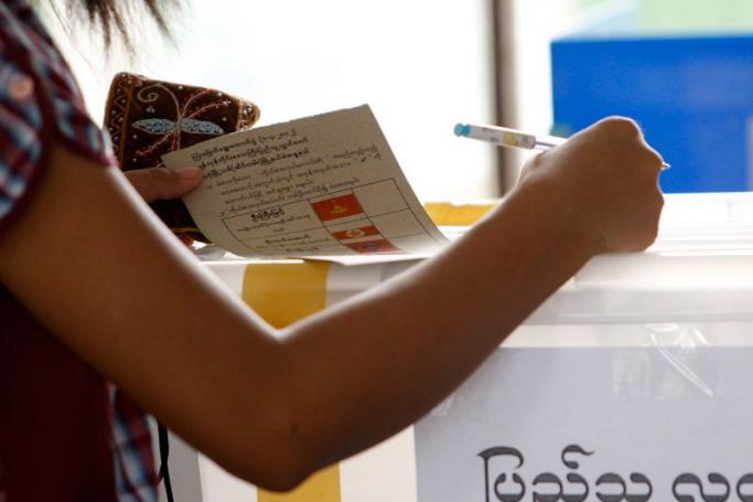 People vote at the South Dagon township, Yangon, Myanmar, 01 April 2012. Photo: Thet Htoo/EPA
