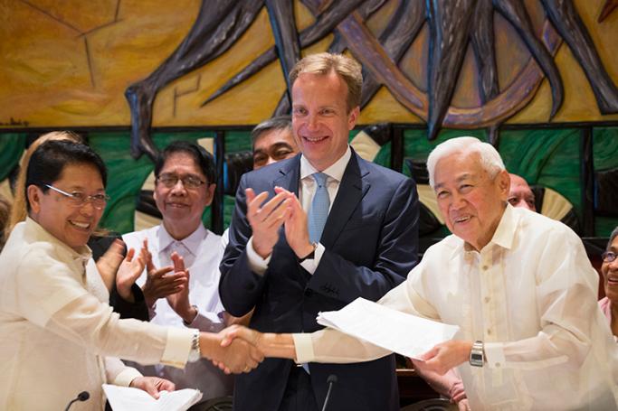 Representative of the Philippine government, (L) Jesus Dureza (GPH), Norway's Minister of Foreign Affairs Boerge Brende (C) and representative of the communist movement the National Democratic Front of the Philippines (NDFP) Luis Jalandoni (R) after the signing of a joint declaration in which both parties undertake unilateral ceasefires without time constraints, in Oslo, Norway, 26 August 2016. Photo: EPA
