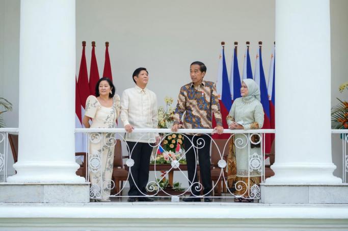 Philippine President Ferdinand Marcos Jr. and Philippine First Lady Louise Araneta Marcos meet with Indonesian President Joko Widodo and Indonesian First Lady Iriana Widodo on September 5, 2022. Photo: AFP