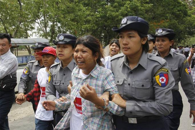 Police arrest protesting workers at Tet Kone near Naypyitaw on 18 May 2016. Photo: Min Min/Mizzima
