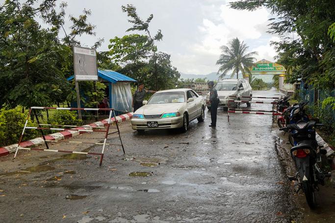 Police inspect cars as barricades block the road at entry point after deadly attacks near Maungdaw town of Bangladesh-Myanmar border, Rakhine State, western Myanmar, 09 October 2016. Photo: Theim Khaine/EPA

