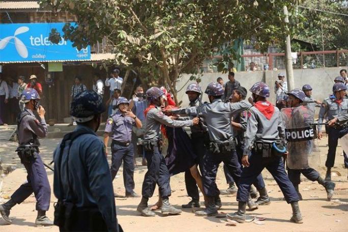 Police moved in to beat and arrest student protesters at Aung Myay Man Buddhist Monastery, Letpadan, Bago Region on March 10, 2015. Photo: Thet Ko/Mizzima
