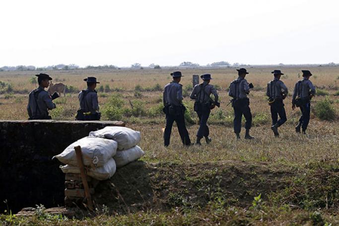Myanmar police patrol near Koe Tan Kauk Border Guard Police post around the villages near the Maungdaw town of Bangladesh-Myanmar border, Rakhine State, western Myanmar, 22 December 2016. Photo: Nyein Chan Naing/EPA
