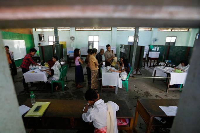 People gather inside a polling station to vote in Yangon, Myanmar, 08 November 2015. Photo: Lynn Bo Bo/EPA
