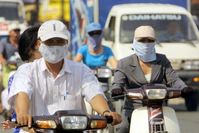 Motorcyclists wearing masks against pollution in downtown Ho Chi Minh City. Photo: AFP