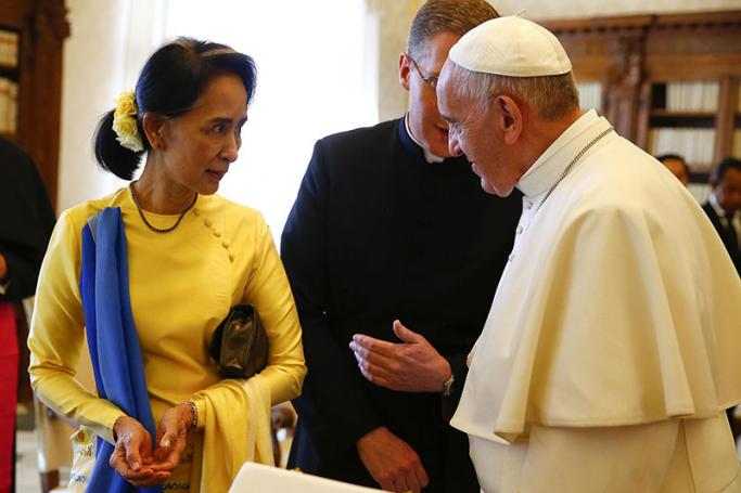 Pope Francis talks with Myanmar State Counsellor Aung San Suu Kyi during a private audience at the Vatican, 04 May 2017. Photo: EPA
