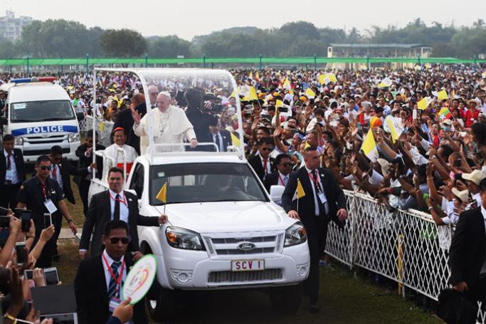 Pope Francis waves to Myanmar catholics prior to an open air mass in Yangon on November 29, 2017. Photo: Roberto Schmidt/AFP
