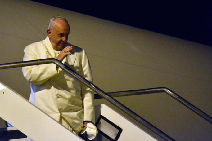 Pope Francis (C) boards a plane for his trip to Myanmar and Bangladesh at the Fiumicino Airport, near Rome, Italy, 26 November 2017. The Pontiff departes for an official visit to Myanmar and Bangladesh from 27 November to 03 December. Photo: Telenews/lEPA-EFE
