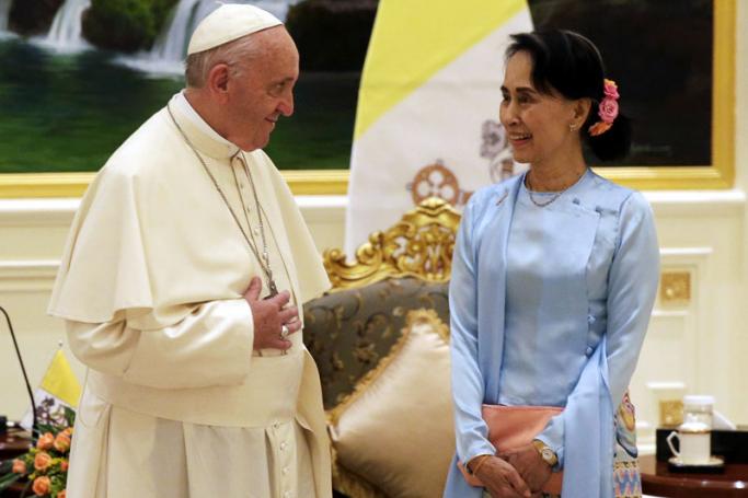 Pope Francis (L) and Myanmar's State Counsellor Aung San Suu Kyi (R) pose for a photo during their meeting in Naypyitaw, Myanmar, 28 November 2017. Photo: EPA
