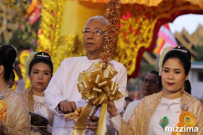 Myanmar President Htin Kyaw, centre, leads a ceremony at Shwedagon Pagoda to mark the New Year. Photo: Thura/Mizzima
