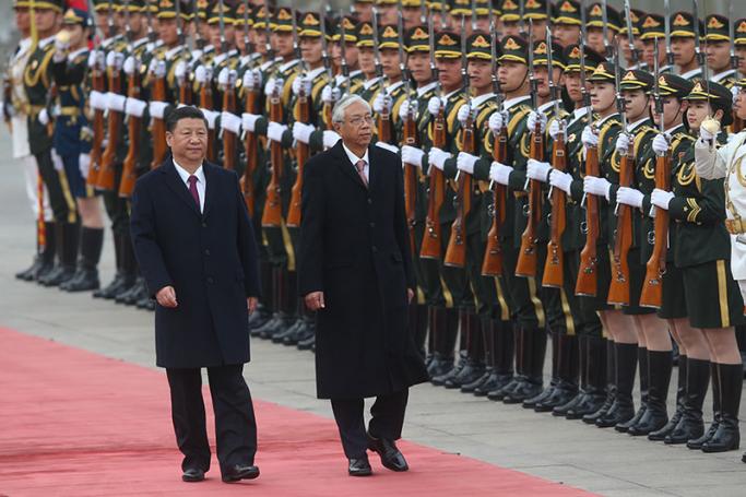Chinese President Xi Jinping (L) and Myanmar's President U Htin Kyaw walk past the People's Liberation Army honor guards during a welcome ceremony at the Great Hall of the People in Beijing, China, 10 April 2017. Photo: Wu Hong/EPA
