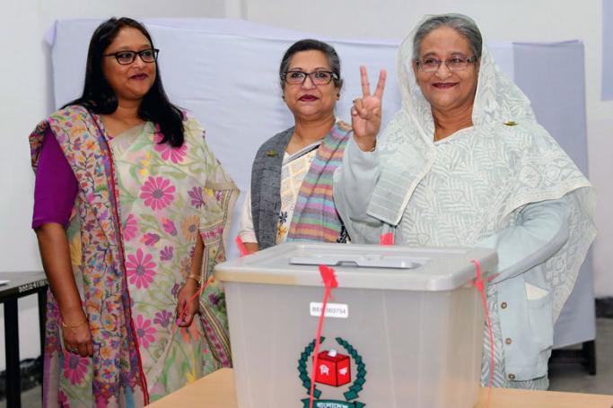 Bangladeshi Prime Minister Sheikh Hasina (R) flashes the victory symbol after casting her vote, as her daughter Saima Wazed Hossain (L) and her sister Sheikh Rehana (C) look on at a polling station in Dhaka, Bangladesh, 30 December 2018. Photo: EPA