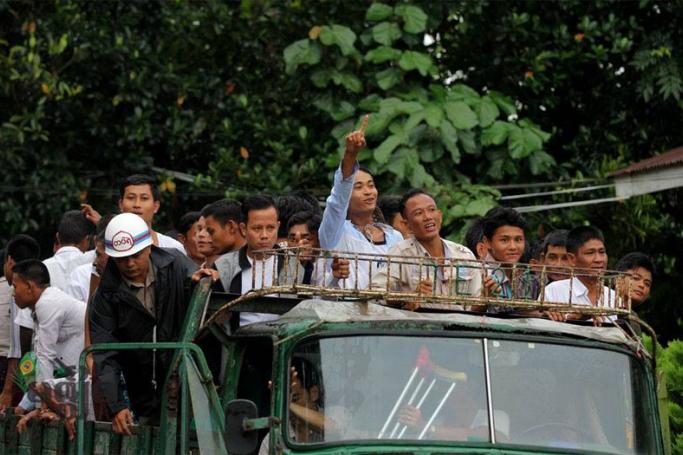 Prisoners released out of Insein Prison in Yangon. Photo: Thet Ko/Mizzima
