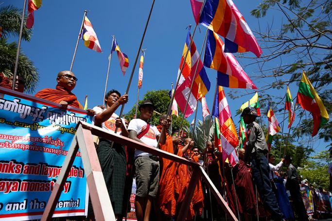 Myanmar nationalists and Buddhist monks hold Myanmar national flags and Buddhist flags as they take part in a protest in front of the Royal Thai Embassy in Yangon, Myanmar, 24 February 2017. Photo: Lynn Bo Bo/EPA
