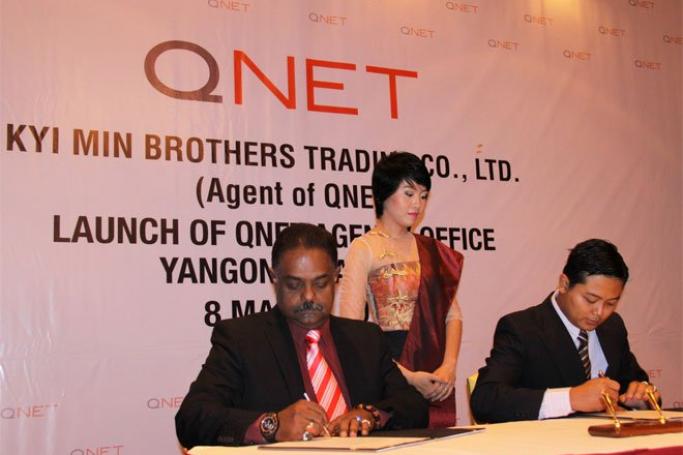 QNET Director Mr Krishna Kumar, (L) signs the agreement with local partner, QNET Agent U Kyi Min Han (R) on March 9, 2015. Photo: QNET
