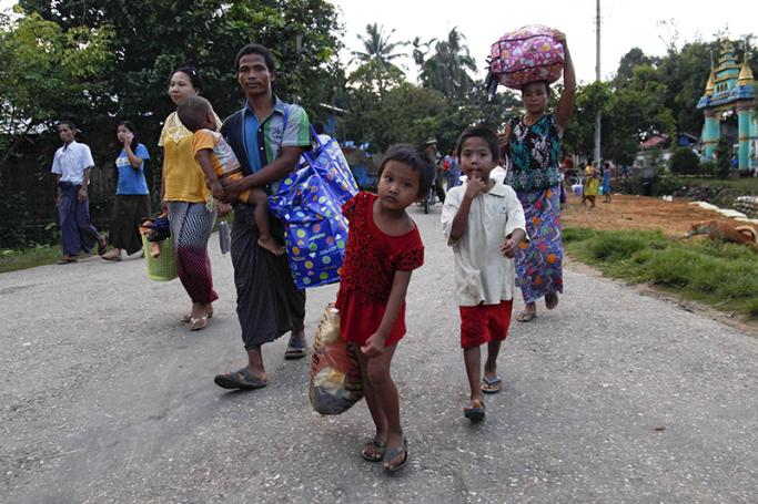 Rakhine ethnics who fled from fighting area carry their belongings as they arrive to take refuge at Boothee Taung town, Rakhine State, 13 October 2016. Photo: EPA
