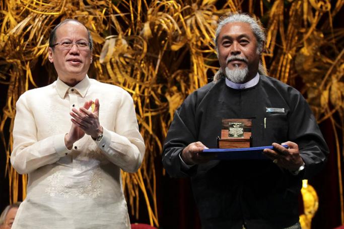 Ramon Magsaysay 2015 awardee, Kyaw Thu (R) rom Myanmar receives his prize from Philippine President Benigno Aquino III (L) during the award ceremony held in Manila, Philippines, 31 August 2015. Photo: Mark R. Cristino/EPA
