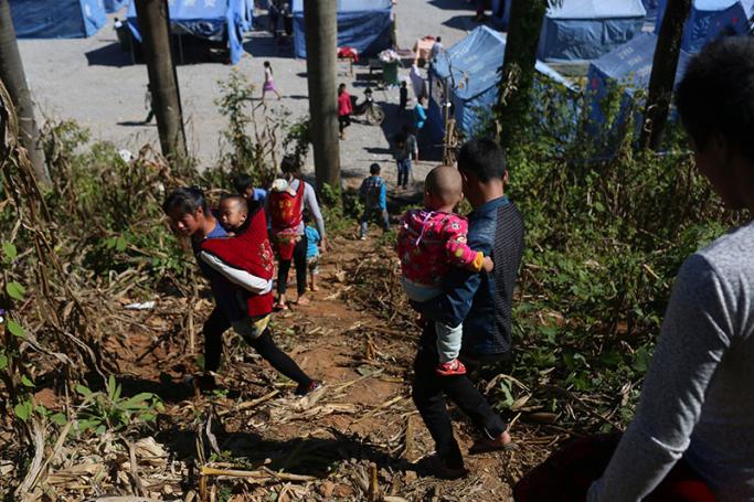 A picture made available on 23 November 2016 of Myanmar refugees carrying children and their belongings arriving at a refugee camp near the border of China and Myanmar in Wanding town, Ruili city of Yunnan province in southwest China, 21 November 2016. Photo: EPA
