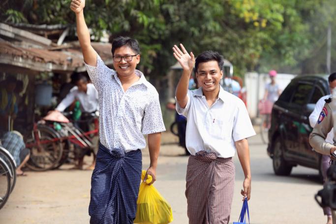 Reuters reporters Wa Lone (L) and Kyaw Soe Oo (R) gesture as they walk to Insein prison gate after being freed, in Yangon, Myanmar, 07 May 2019. Photo: EPA