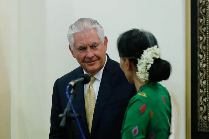 US Secretary of State Rex Tillerson (L) talks with Myanmar State Counsellor Aung San Suu Kyi (R) during a joint press conference after their meeting at the Ministry of Foreign Affairs in Naypyitaw, Myanmar, 15 November 2017. Photo: EPA-EFE
