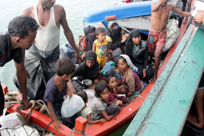 Refugees from Myanmar and Bangladesh are rescued by Aceh fishermen in Julok, East Aceh, Sumatra, Indonesia, 20 May 2015. Photo: EPA
