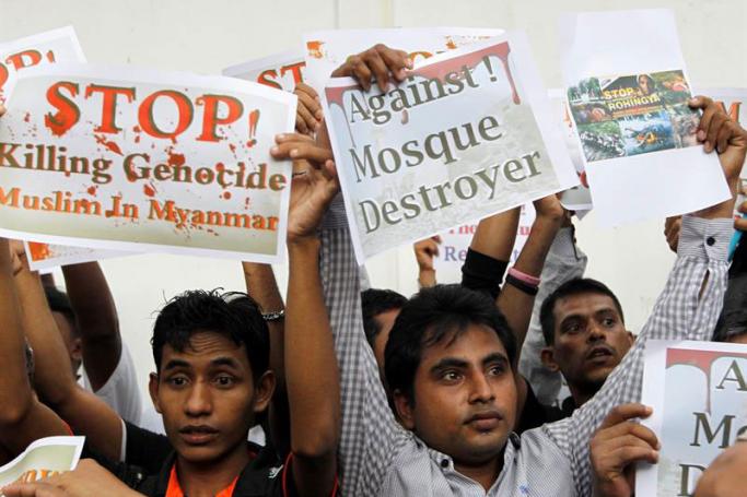 Rohingya migrants and Thai Muslims hold placards during a protest against attacks on Rohingya people in Myanmar outside the Myanmar Embassy in Bangkok, Thailand, 25 November 2016. Photo: Rungroj Yongrit/EPA
