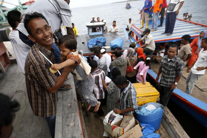 Myanmar and Bangladeshi Rohingya migrants arrive on a boat of local fisherman in Kuala Langsa, East Aceh, Indonesia, 15 May 2015. Photo: Hotli Simanjuntak/EPA
