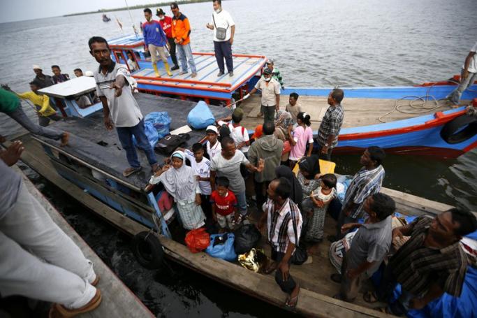 Myanmar and Bangladeshi migrants arrive on a boat of local fisherman in Kuala Langsa, East Aceh, Indonesia, 15 May 2015. Photo: EPA
