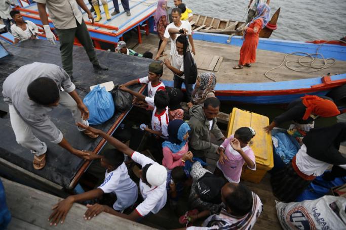 Myanmar and Bangladeshi Rohingya migrants arrive on a boat of local fisherman in Kuala Langsa, East Aceh, Indonesia, 15 May 2015. Photo: Hotli Simanjuntak/EPA
