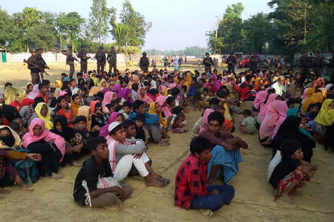 Rohingya Muslims from Myanmar, who tried to cross the Naf river into Bangladesh to escape sectarian violence, are kept under watch by Bangladeshi security officials in Teknaf on December 25, 2016. Photo: AFP
