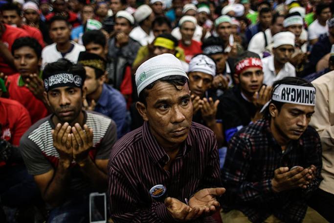 Rohingya Muslims pray during a protest condemning Myanmar's government violence on Rohingya people in Rakhine State, in Kuala Lumpur, Malaysia, 04 December 2016. Photo: Fazry Ismail/EPA
