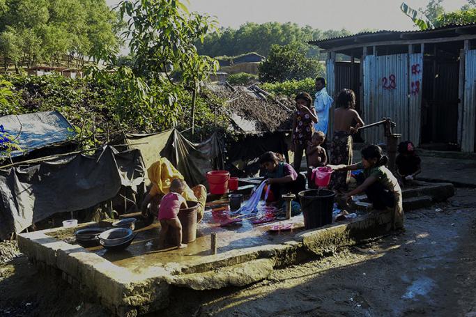 Rohingya refugee wash their clothes at a refugee camp in Ukhyia in southern Cox's Bazar district on November 25, 2016. Photo: Munir Uz Zaman/AFP
