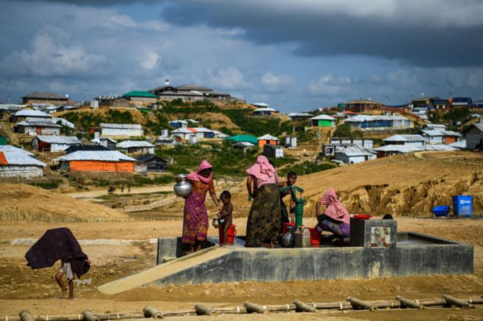 In this file photo taken on August 8, 2018 Rohingya refugees collect water at the Kutupalong refugee camp in Ukhia. Photo: AFP