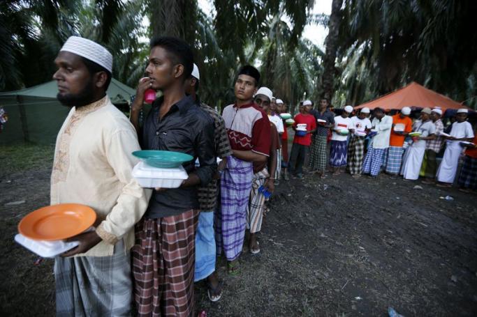 Rohingya refugees food for breaking of fasting, during the first day of fasting month of Ramadan, in their refugee camp at Bireun Bayeun, East Aceh, Aceh, Indonesia, 18 June 2015. Photo: Hotli Simanjuntak/EPA

